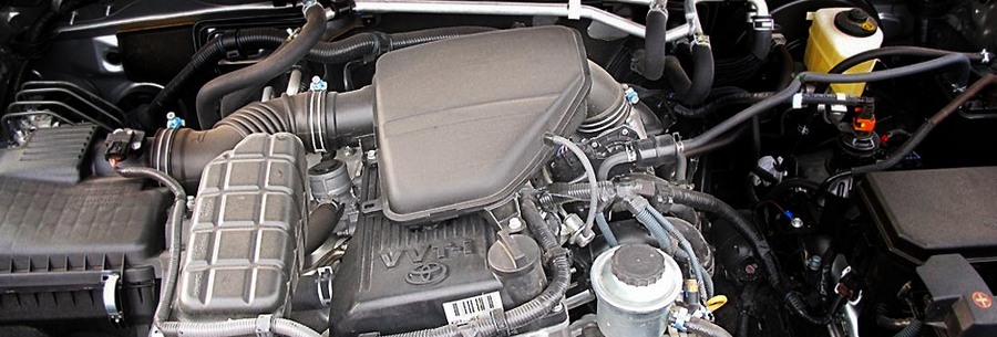 2.7-литровый бензиновый силовой агрегат Toyota 2TR-FE под капотом Тойота Land Cruiser Prado.