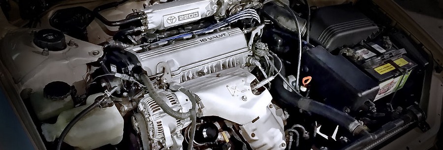 2.2-литровый бензиновый силовой агрегат Toyota 5S-FE под капотом Тойота Камри.