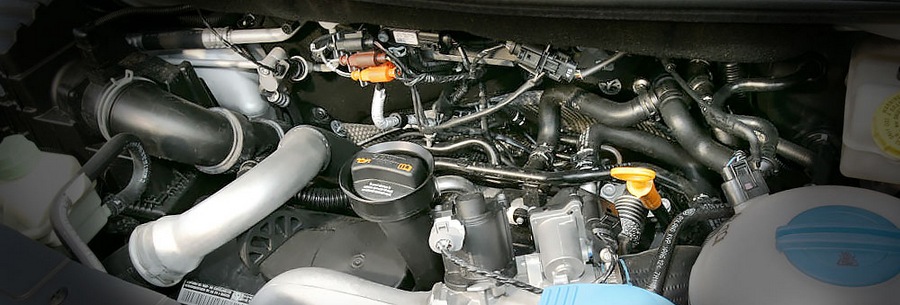 2.5-литровый бензиновый силовой агрегат VW AXD под капотом Фольксваген Транспортер Т5.
