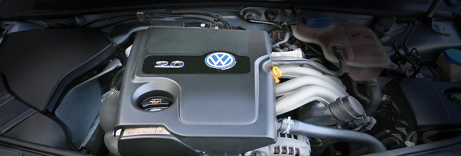 Двухлитровый бензиновый силовой агрегат VW AZM под капотом Фольксваген Пассат.