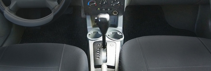 Рычаг управления 4-ступенчатой автоматической коробки Mazda F4A-EL в кабине Киа Рио.