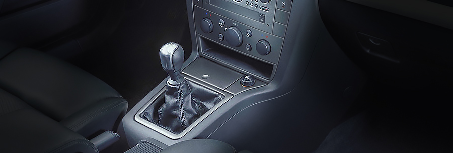 Рычаг управления 5-ступенчатой механической коробки Opel F17 в кабине Опель Вектра.