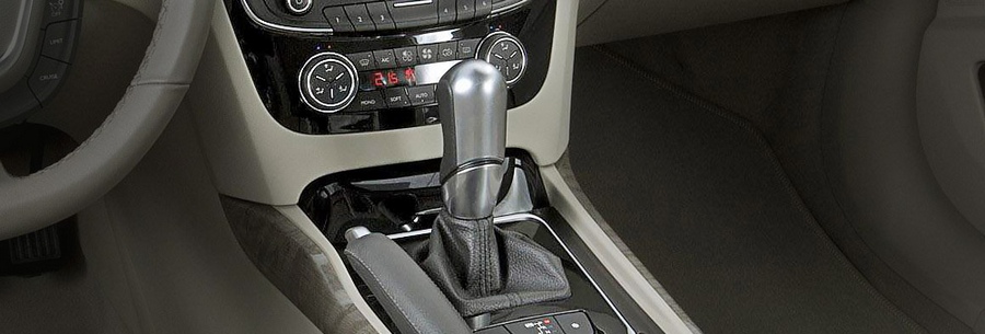 Рычаг управления 6-ступенчатой роботизированной коробки Пежо EGS6 в кабине Peugeot 508.