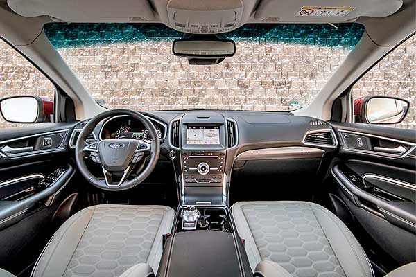 Кроссовер Ford Edge II (CD539) после обновления интерьер