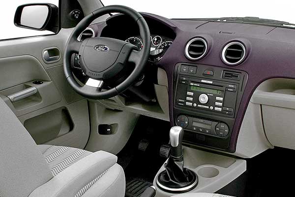 Кроссовер Ford Fusion I (B226) после обновления интерьер