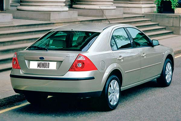 Лифтбек Ford Mondeo 3 (CD132) дорестайлинговая версия вид сзади