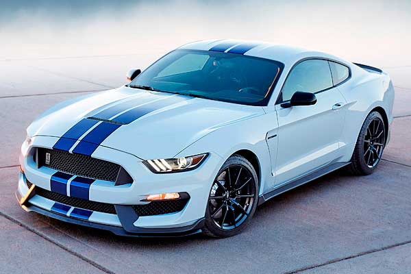 Купе Форд Мустанг Shelby GT350 вид спереди