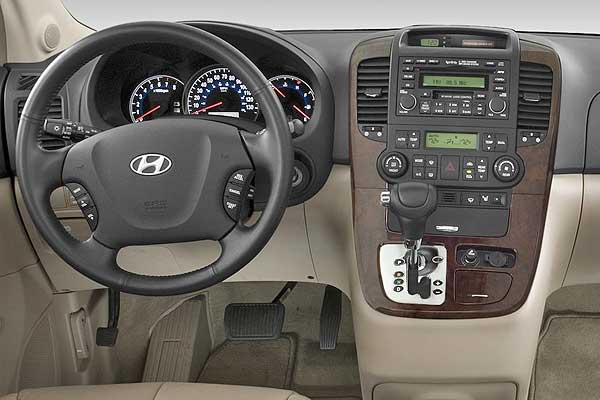 Минивэн Hyundai Entourage 1 EP торпедо