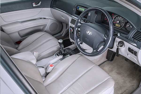 Sedan Hyundai Sonata NF дорестайлинговая модификация салон