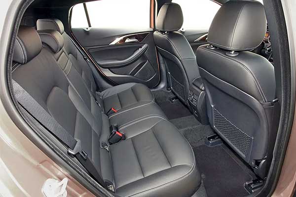 Hatchback Infiniti Q30 I (H15) салон