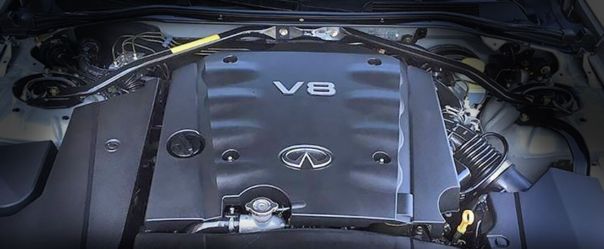 Мощный V8 VK45DE под капотом.