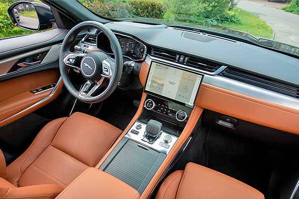 Кроссовер Ягуар Ф-Пейс (X761) после обновления интерьер