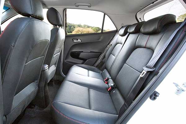 Hatchback Киа Пиканто III (JA) дорестайлинговая модификация салон