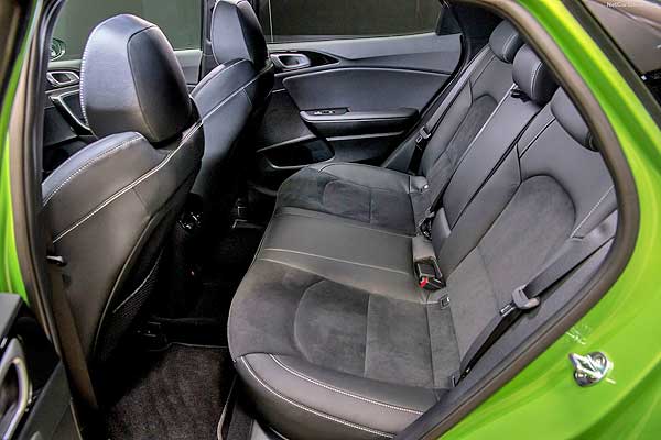 Hatchback Kia XCeed 1 (CD) после рестайлинга задние сиденья