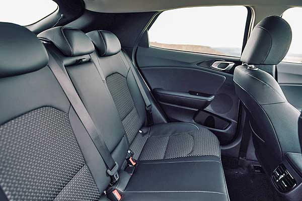 Hatchback Kia XCeed 1 (CD дорестайлинговая версия задние сиденья