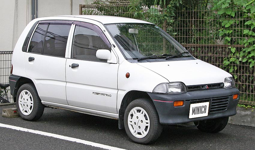 Mitsubishi Minica 1990 года с бензиновым двигателем 0.5 литра