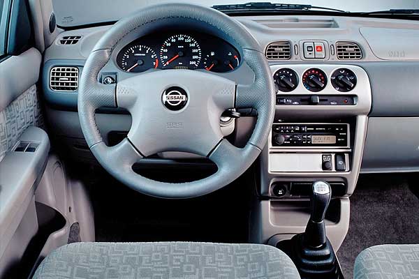 Hatchback Nissan Micra II K11 рестайлинг торпедо салон