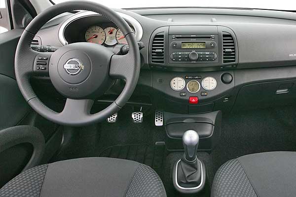 Hatchback Nissan Micra III K12 торпедо салон