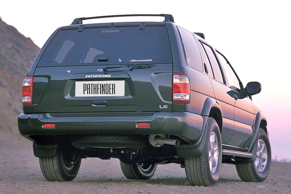 Внедорожник Nissan Pathfinder 2 R50 рестайлинг вид сзади