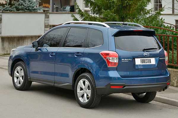 Кроссовер Subaru Forester 4 (SJ) дорестайлинговая версия вид сзади