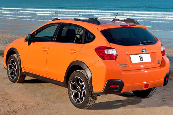 Кроссовер Subaru XV 1 (GP) дорестайлинговая версия вид сзади