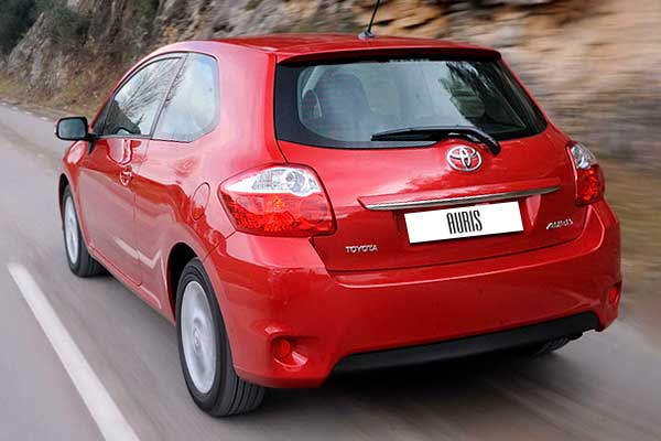 3-дверный хэтчбек Тойота Аурис 1 (E150) рестайлинговая версия вид сзади