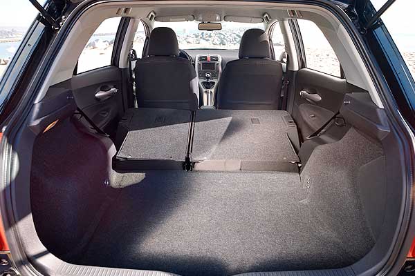 Toyota Auris I (E150) дорестайлинговая модификация багажное отделение