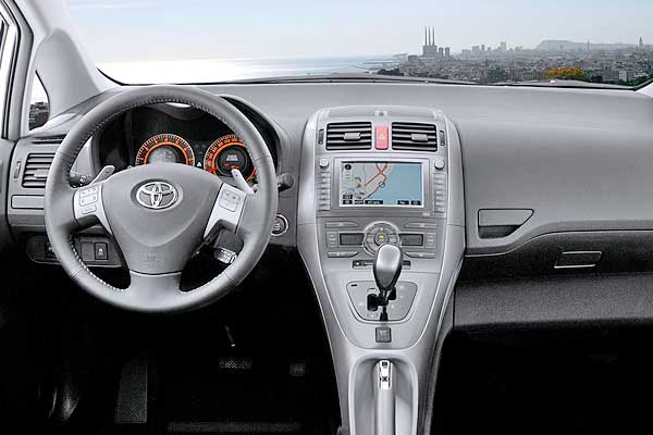 Тойота Аурис 1 (Е150) до обновления интерьер