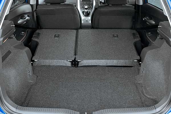 Тойота Аурис 1 (E150) рестайлинговая модификация багажное отделение