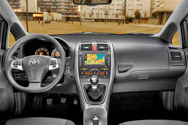 Toyota Auris 1 (Е150) после обновления интерьер