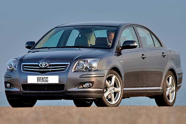 Седан Toyota Avensis 2 (T250) рестайлинг вид спереди