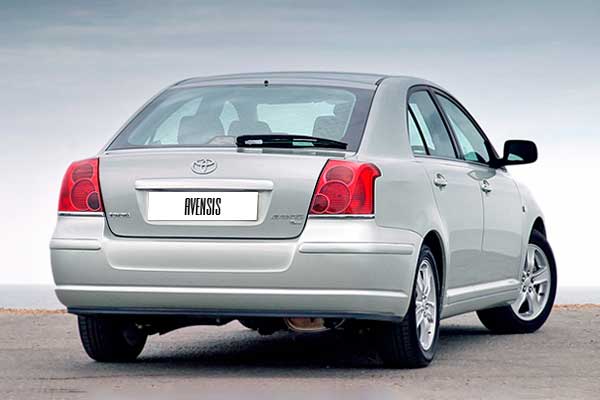 Лифтбэк Toyota Avensis 2 (T250) дорестайлинговая версия вид сзади