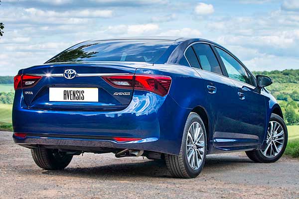 Sedan Toyota Avensis III (Т270) вторая рестайлинговая версия вид сзади