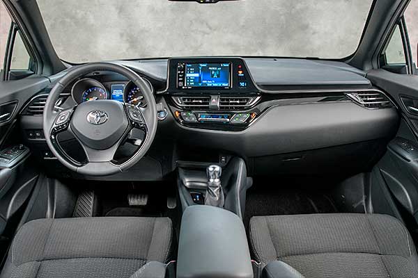 Кроссовер Тойота C-HR 1 (AX10) до обновления интерьер
