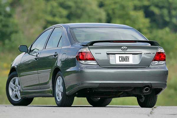 Седан Тойота Камри 5 (XV30) рестайлинговая версия вид сзади