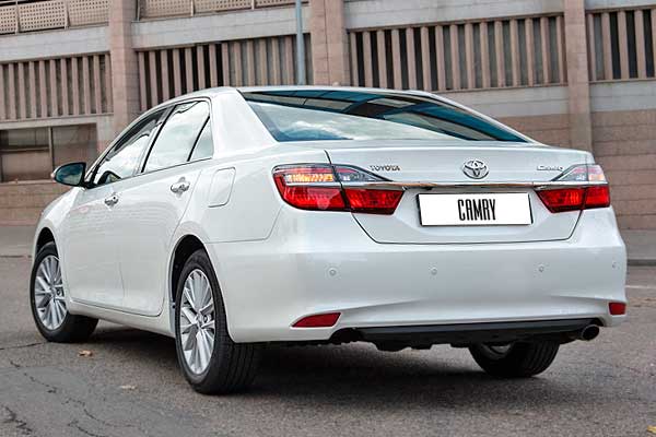 Седан Тойота Камри 7 (XV50) первая рестайлинговая версия вид сзади