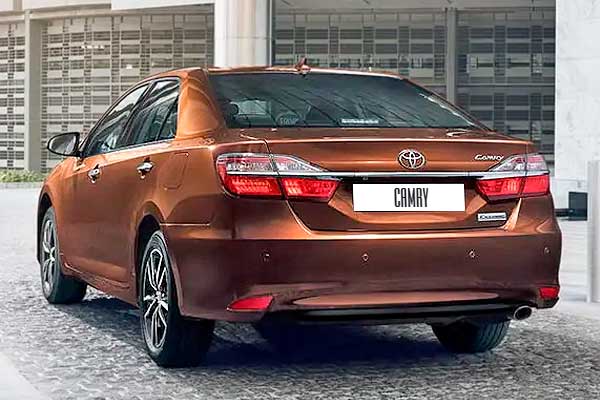Седан Тойота Камри 7 (XV50) вторая рестайлинговая версия вид сзади