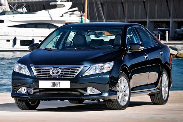 Седан Тойота Камри 7 (XV50) до рестайлинга вид спереди