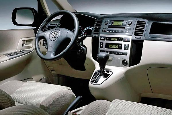 Компактвэн Тойота Королла Версо 1 (Е120) интерьер торпедо