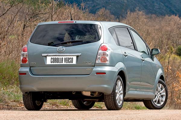 Компактвэн Тойота Королла Версо 2 (AR10) вид сзади рестайлинговая версия