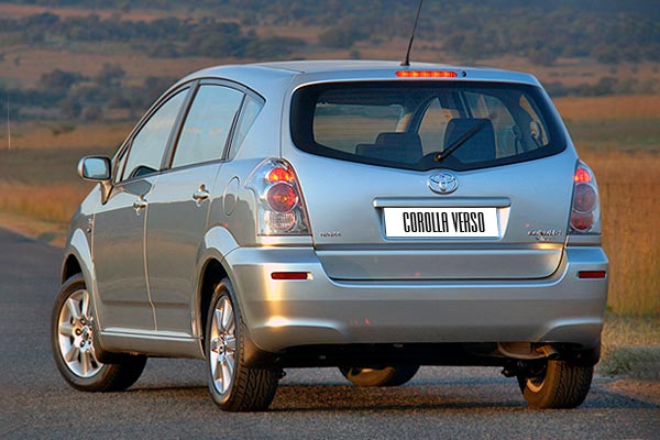 Компактвэн Toyota Corolla Verso 2 (AR10) вид сзади дорестайлинговая версия