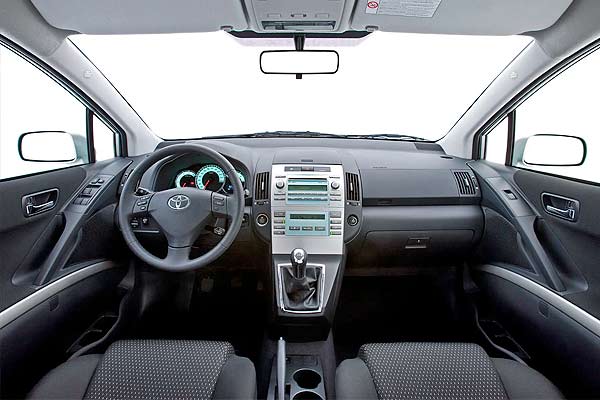 Компактвэн Toyota Corolla Verso II (AR10) интерьер торпедо после обновления