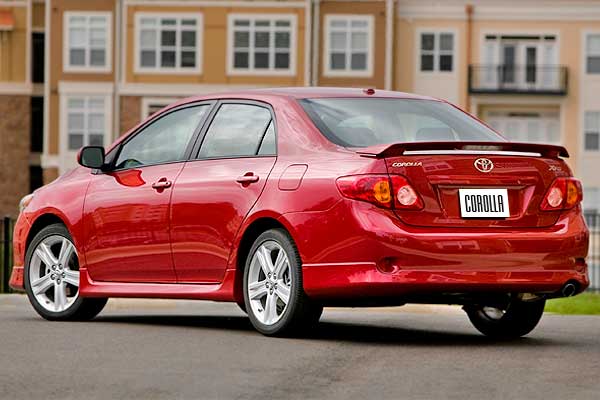 Седан Toyota Corolla USA 10 (E140) вид спереди дорестайлинговая версия