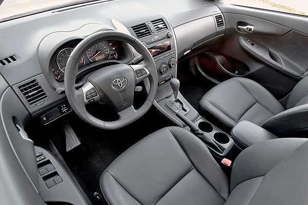 Sedan Toyota Corolla USA X (Е140) интерьер торпедо после обновления