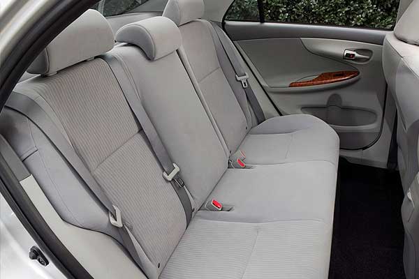 Sedan Toyota Corolla USA X (E140) дорестайлинговая модификация салон