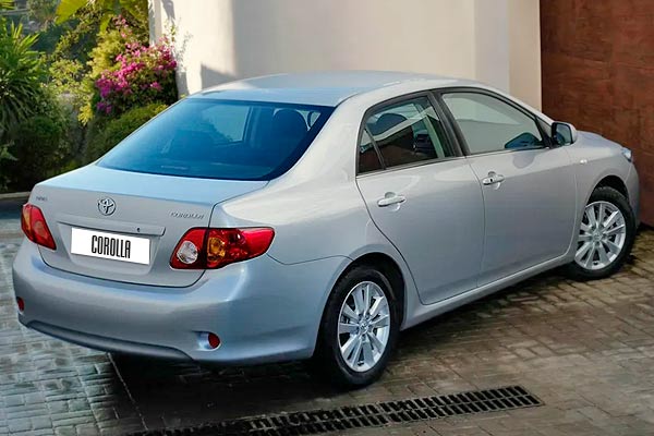 Седан Toyota Corolla 10 (E150) вид спереди дорестайлинговая версия