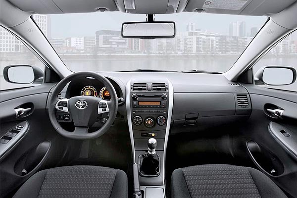Седан Тойота Королла 10 (Е150) интерьер торпедо после обновления