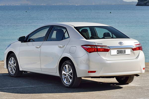 Седан Toyota Corolla 11 (E180) вид спереди дорестайлинговая версия