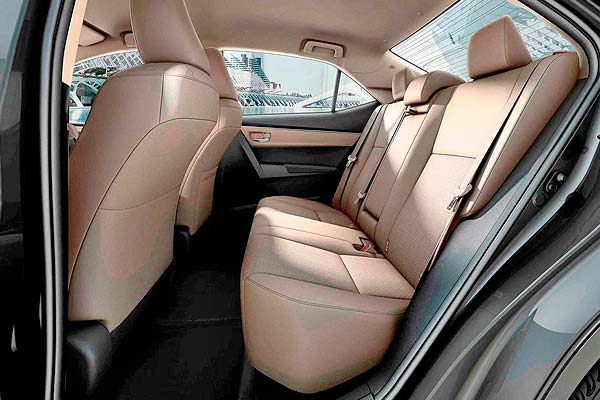 Sedan Toyota Corolla XI (E180) салон рестайлинговая модификация