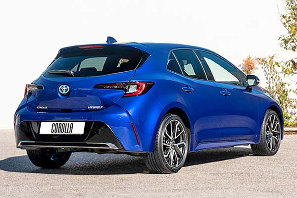 Хэтчбек Тойота Королла 12 (Е210) первая рестайлинговая версия вид сзади